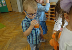 Chłopiec pije sok